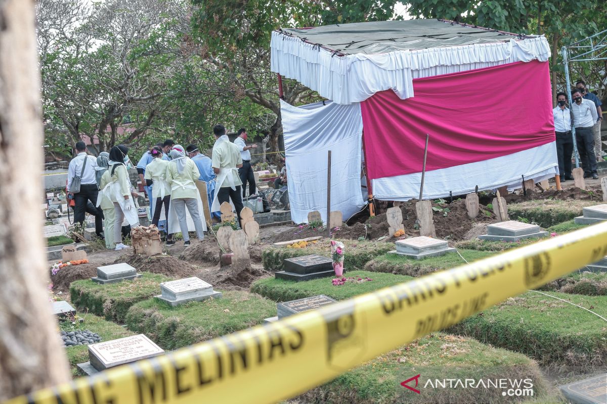 Makam dibongkar, polisi autopsi jenazah mahasiswi korban gantung diri