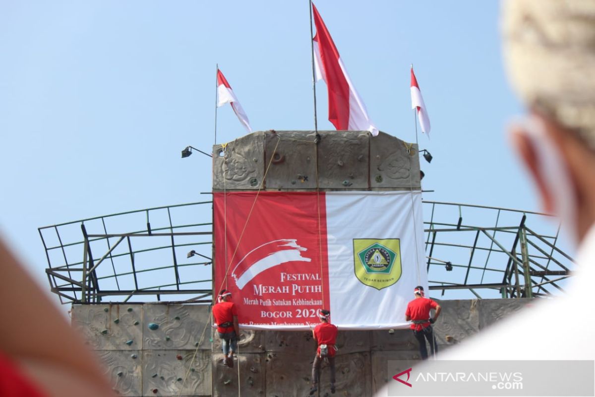 Bogor kibarkan kain merah putih raksasa di papan panjat tebing