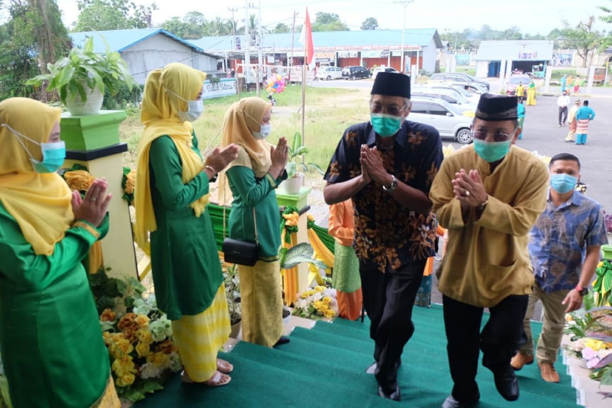 Bupati dan Wabup Sekadau hadiri ritual gunting rambut di Sintang