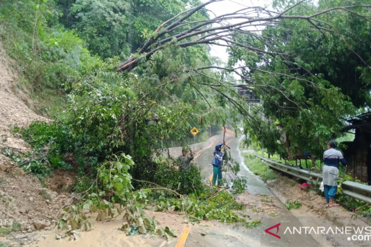 Material longsor tutup akses di Desa Olele Bone Bolango