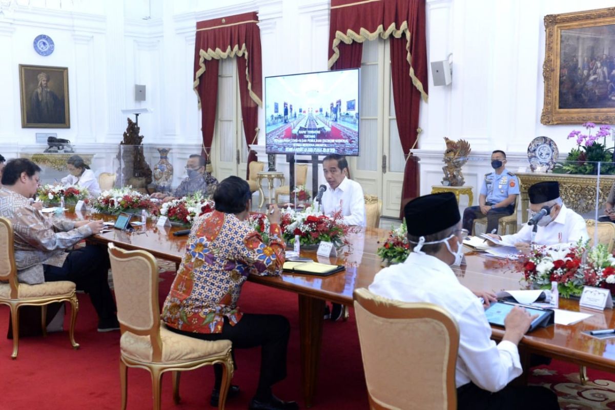 Sekretariat Presiden pasang  pembatas kaca di meja oval tempat Jokowi terima tamu