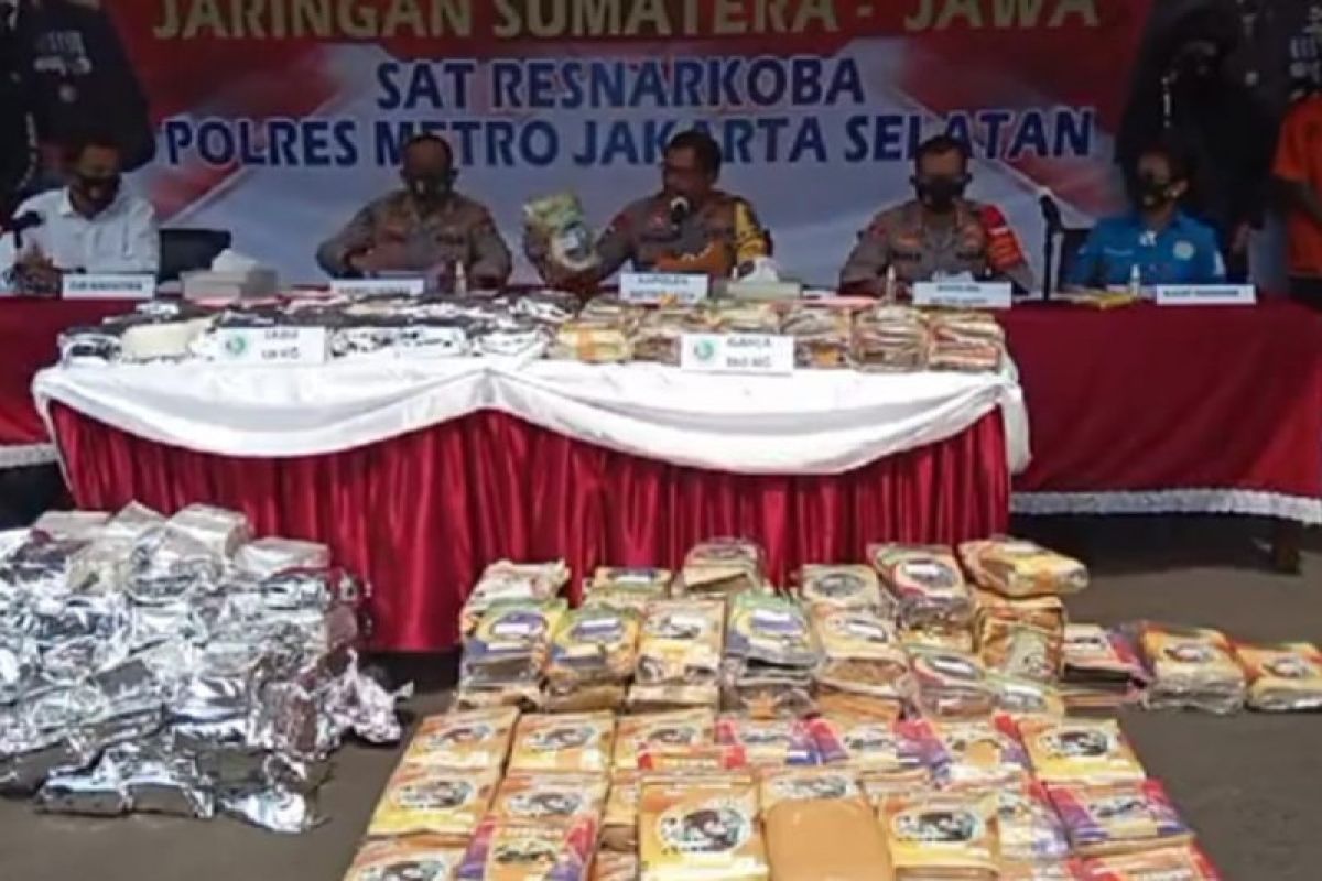 Kurir pembawa ratusan kilogram narkoba ditangkap polisi di Jaksel