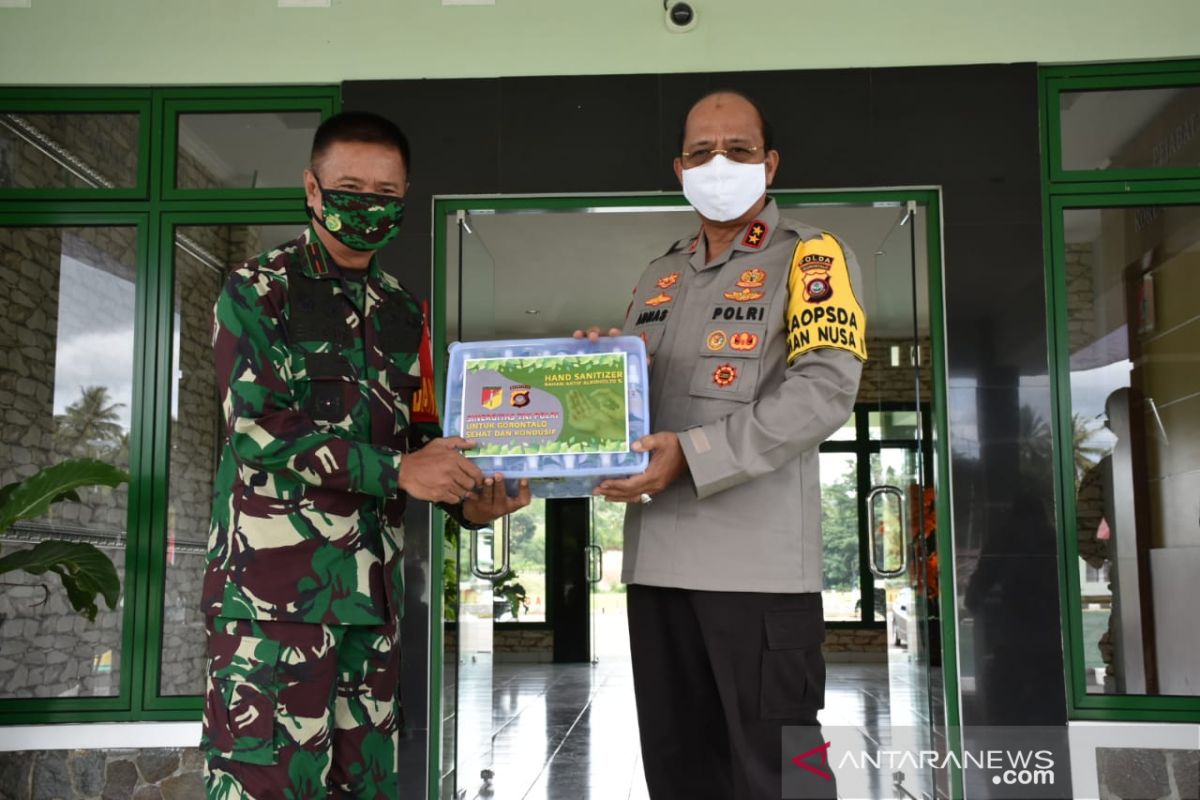 Polda Gorontalo serahkan bantuan masker untuk Korem 133