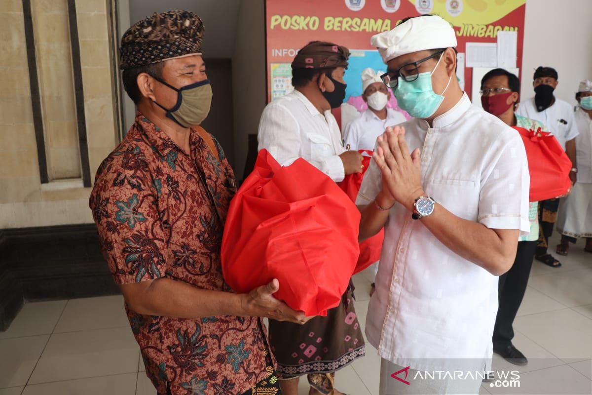 Wabup Badung serahkan bantuan untuk warga Jimbaran dan Sibang Kaja