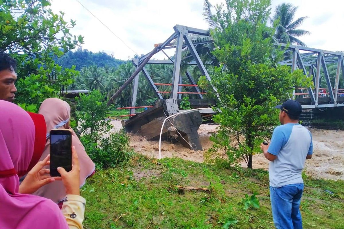 One dead, three sub-districts marooned as floods inundate N Sulawesi