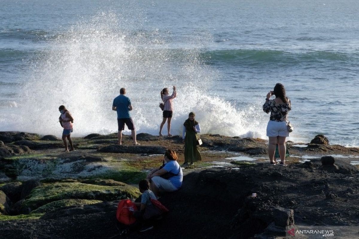 Objek wisata Tanah Lot Bali mulai ramai dikunjungi wisatawan