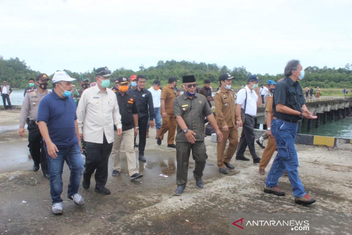 Dalam mempercepat pembangunan jalan, Tim Menko Maritim tinjau Pelabuhan Laut Teluk Tapang Pasaman Barat