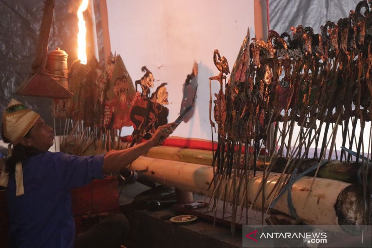 Peduli seniman terdampak COVID-19, Disdik HSS laksanakan pagelaran wayang kulit