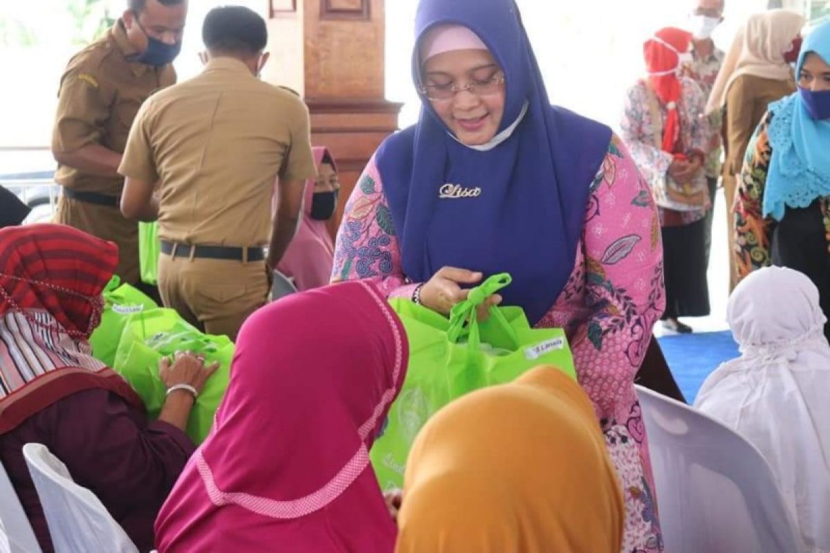 Pemkot Binjai serahkan paket bantuan COVID-19