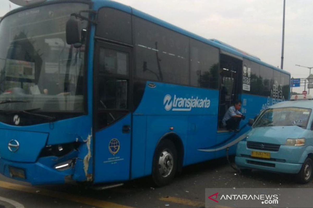 Penumpang TransJakarta dievakuasi usai bus tabrakan dengan angkutan kota