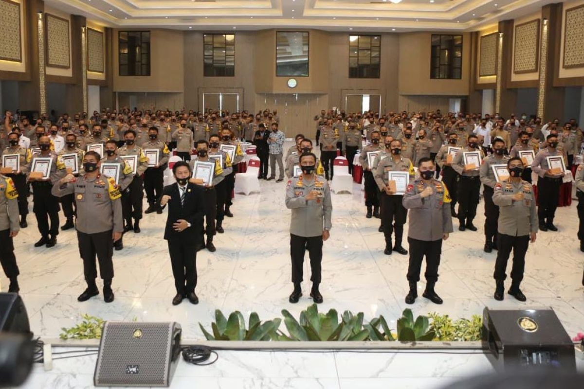 39 Bhabinkamtibmas terima penghargaan dalam upaya penanganan COVID-19