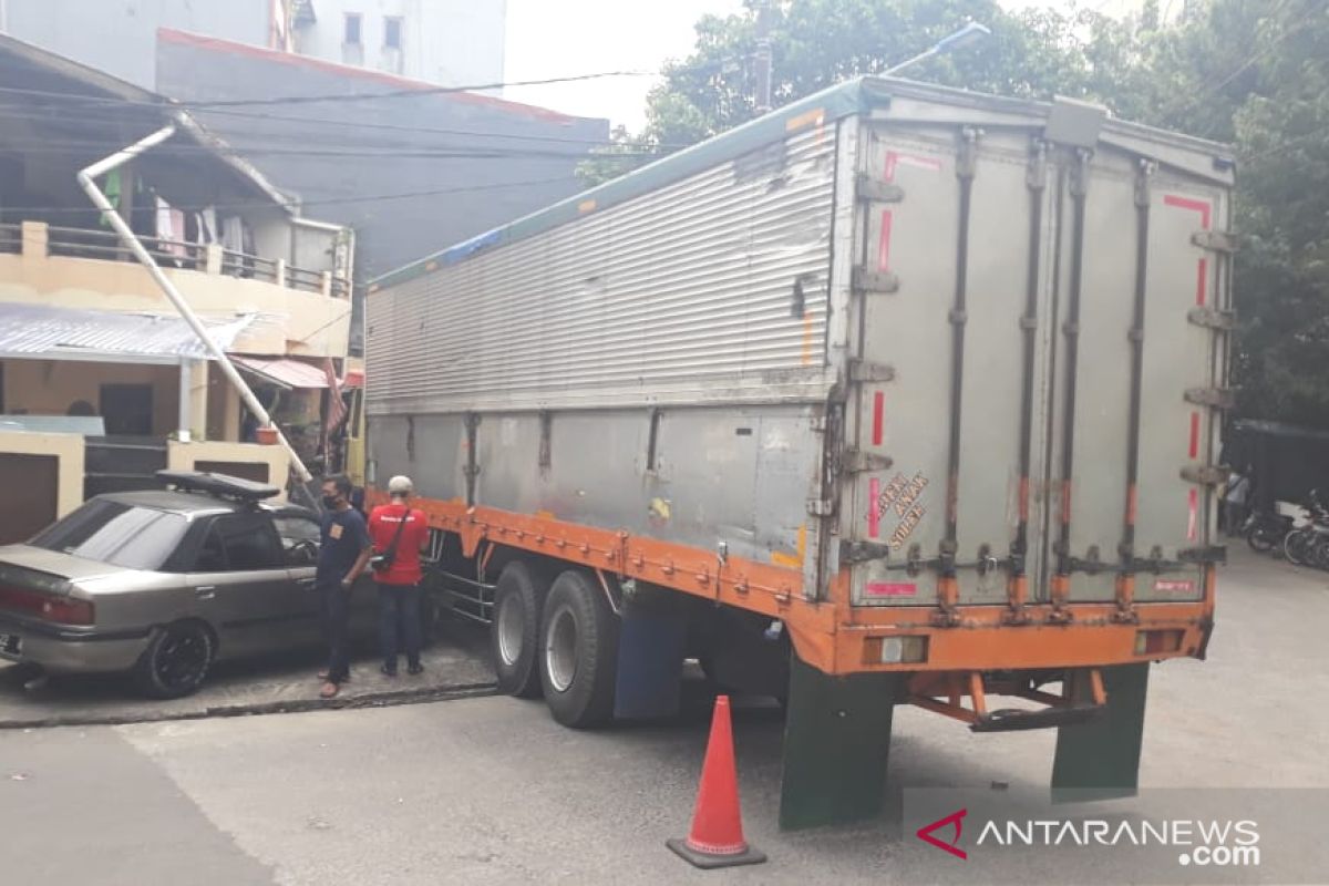 Pemilik rumah alami kerugian Rp80 juta karena ditabrak truk