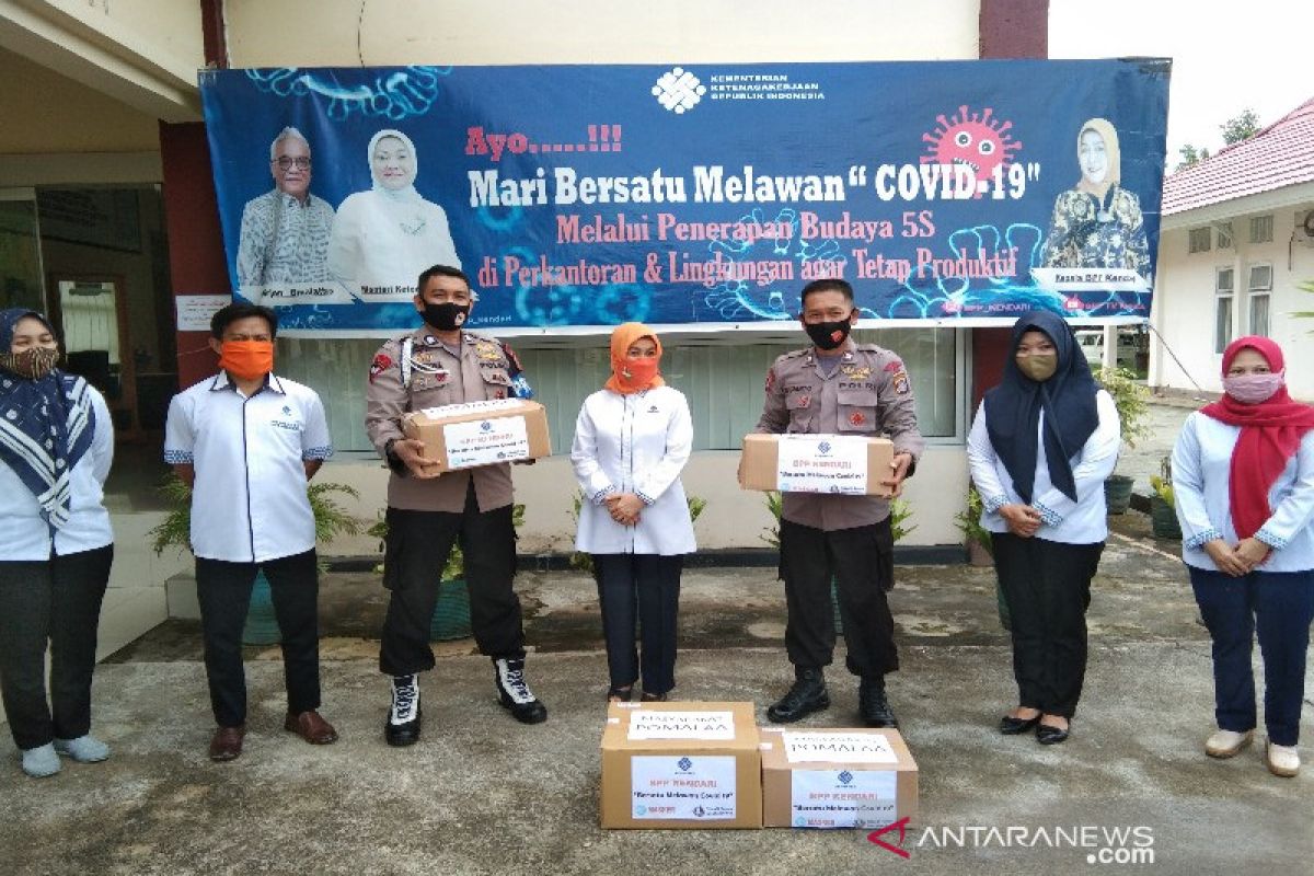 BPP Kendari gandeng Brimob Sultra distribusi masker ke warga Pomala