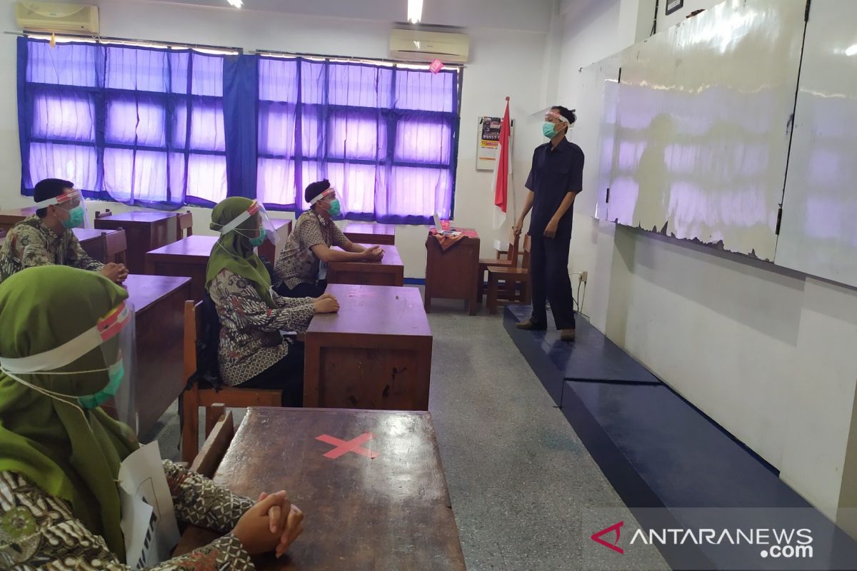Disdik: Guru dan siswa SMP Surabaya wajib tes usap sebelum PTM