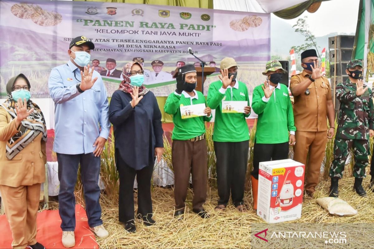 Bupati Bogor bagikan kartu tani untuk petani sebagai asuransi lahan pertanian