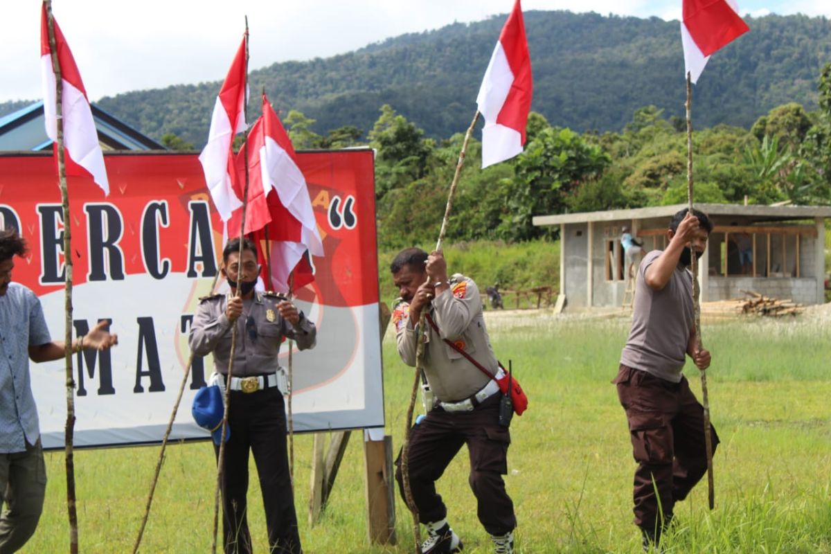 Polres Memberamo Tengah pasang bendera merah putih sambut HUT RI