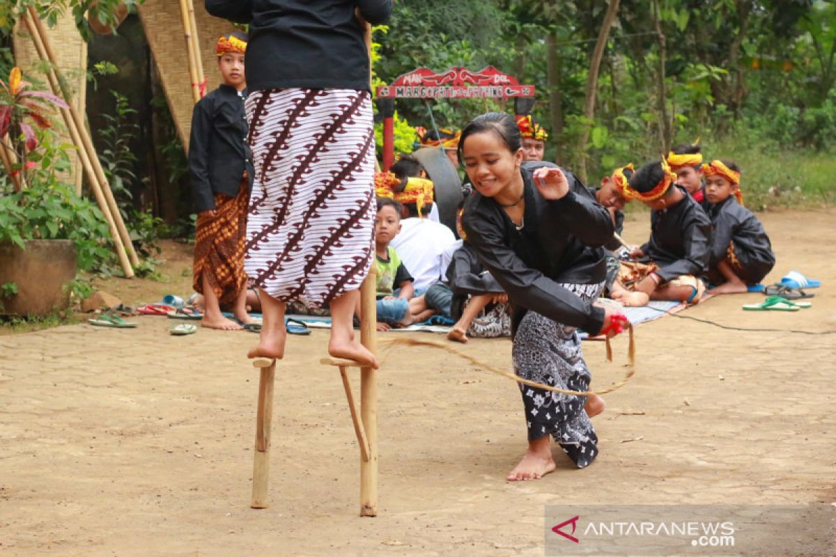 Peringati  Hari Internasional Masyarakat Adat Sedunia, Sekjen AMAN doakan tim medis