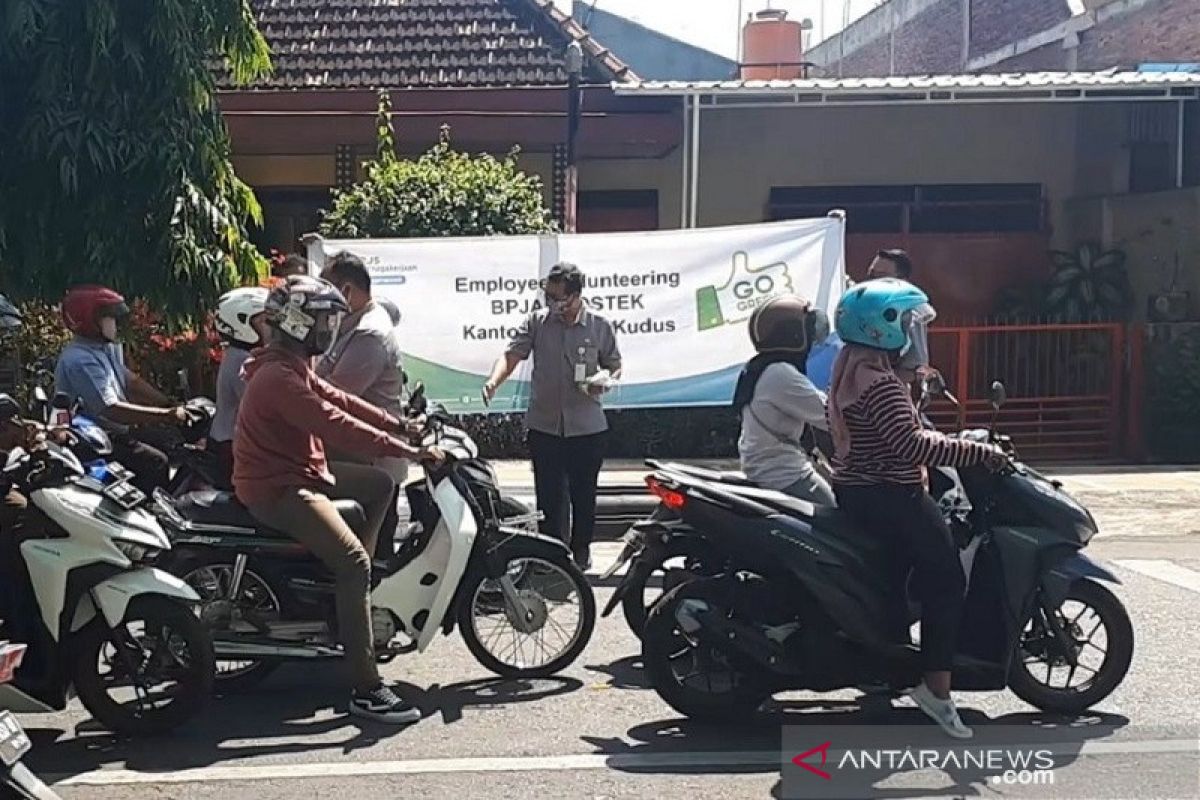 Kurangi sampah plastik, BPJAMSOSTEK bagikan tas belanja "go green"