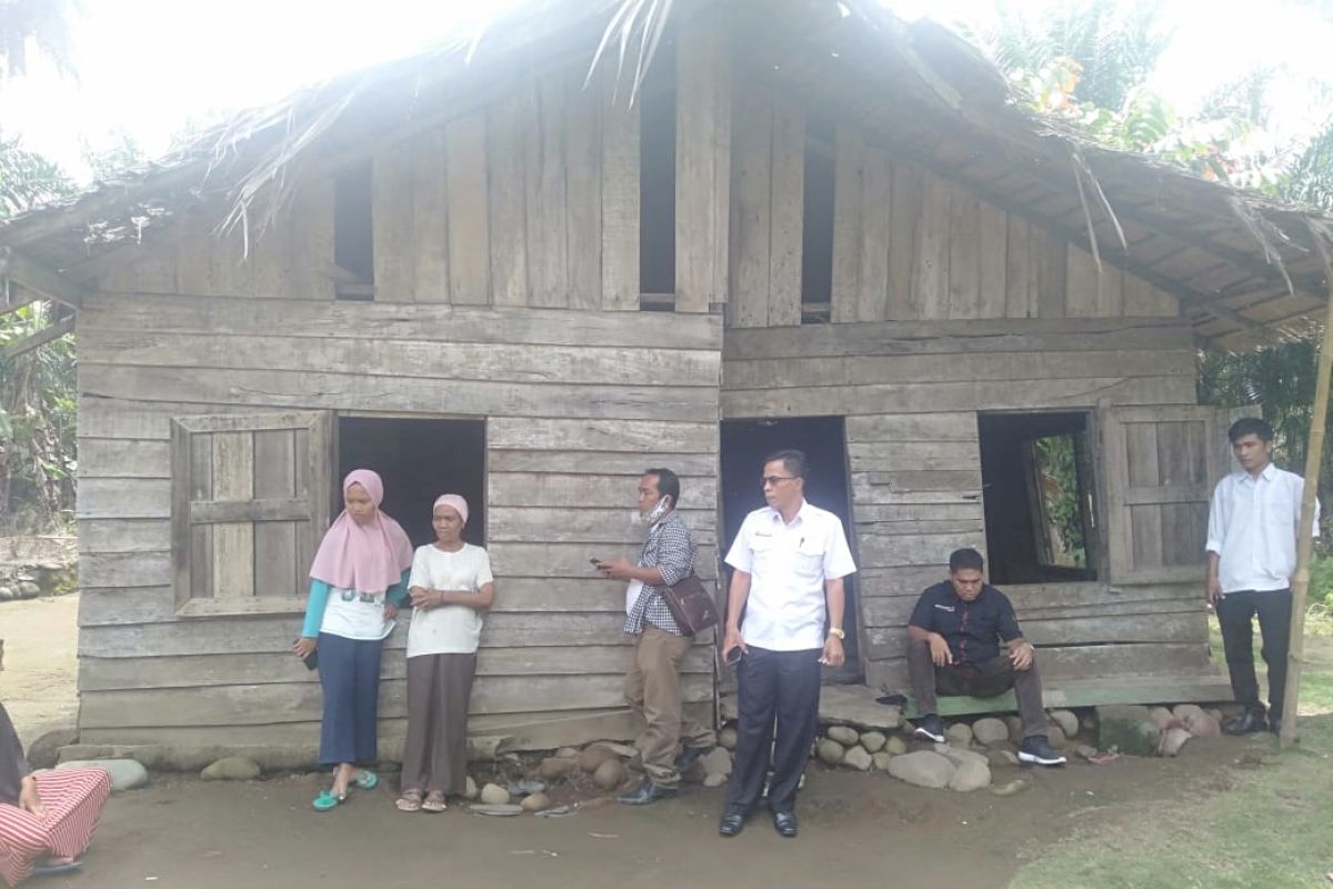 Baznas Pasaman Barat bantu bedah rumah warga kurang mampu