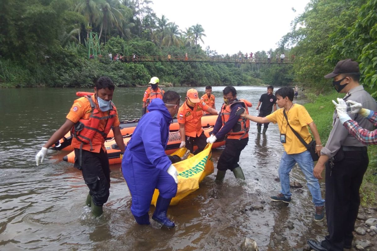 Mayat tak berbaju ditemukan terapung di sungai, gegerkan warga Bisati Pariaman