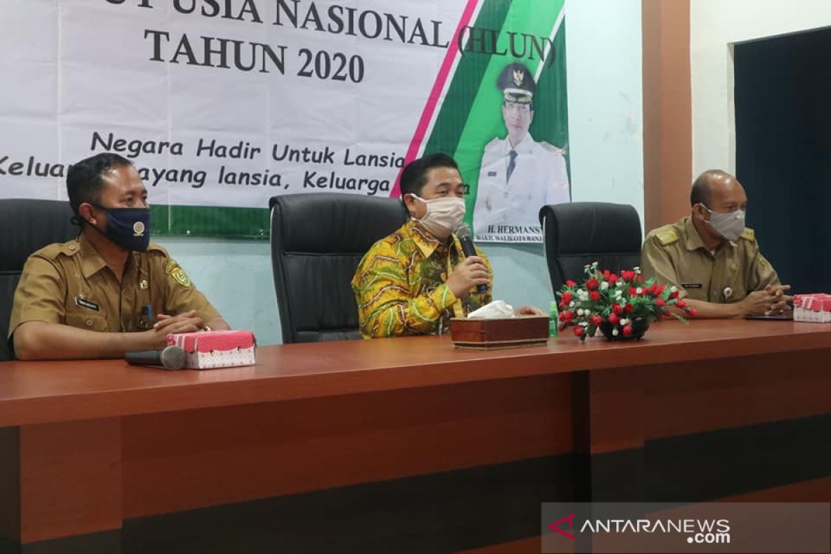 Pemkot serahkan ratusan paket sembako dan uang tunai kepada Lansia