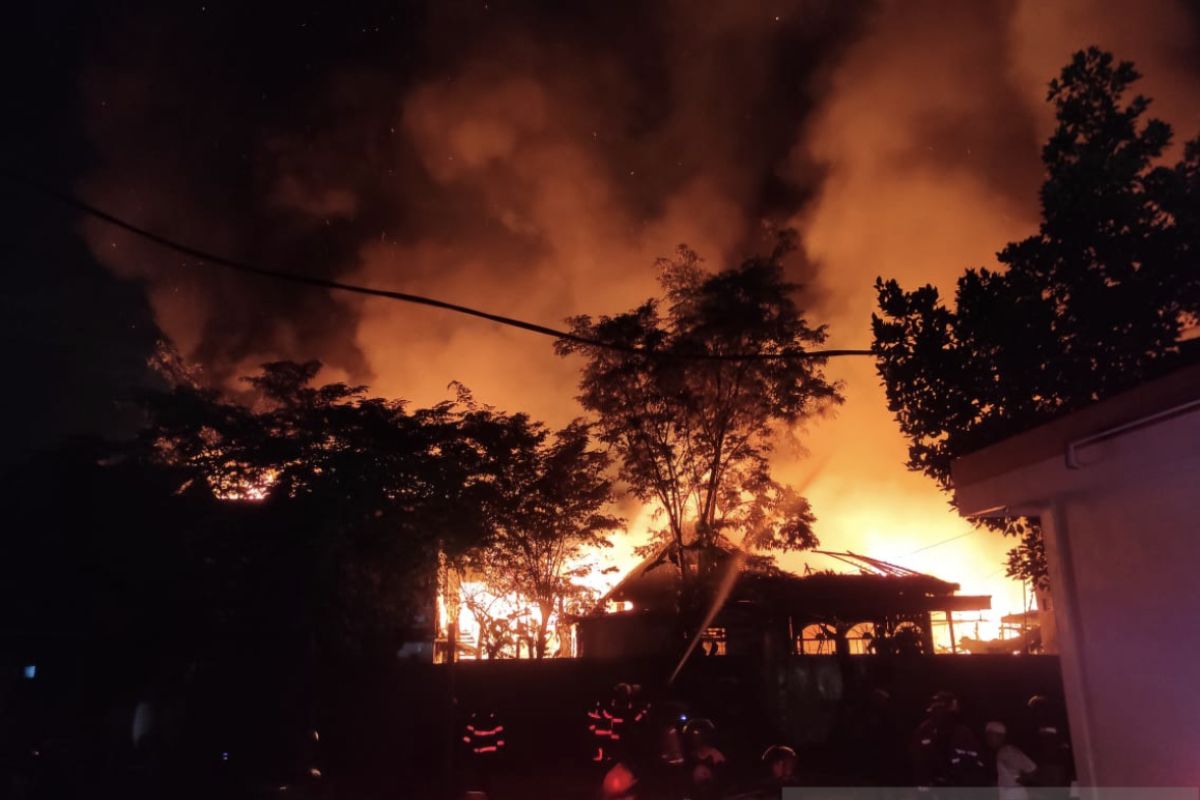 Puluhan rumah dan satu hotel di Samarinda dilalap api