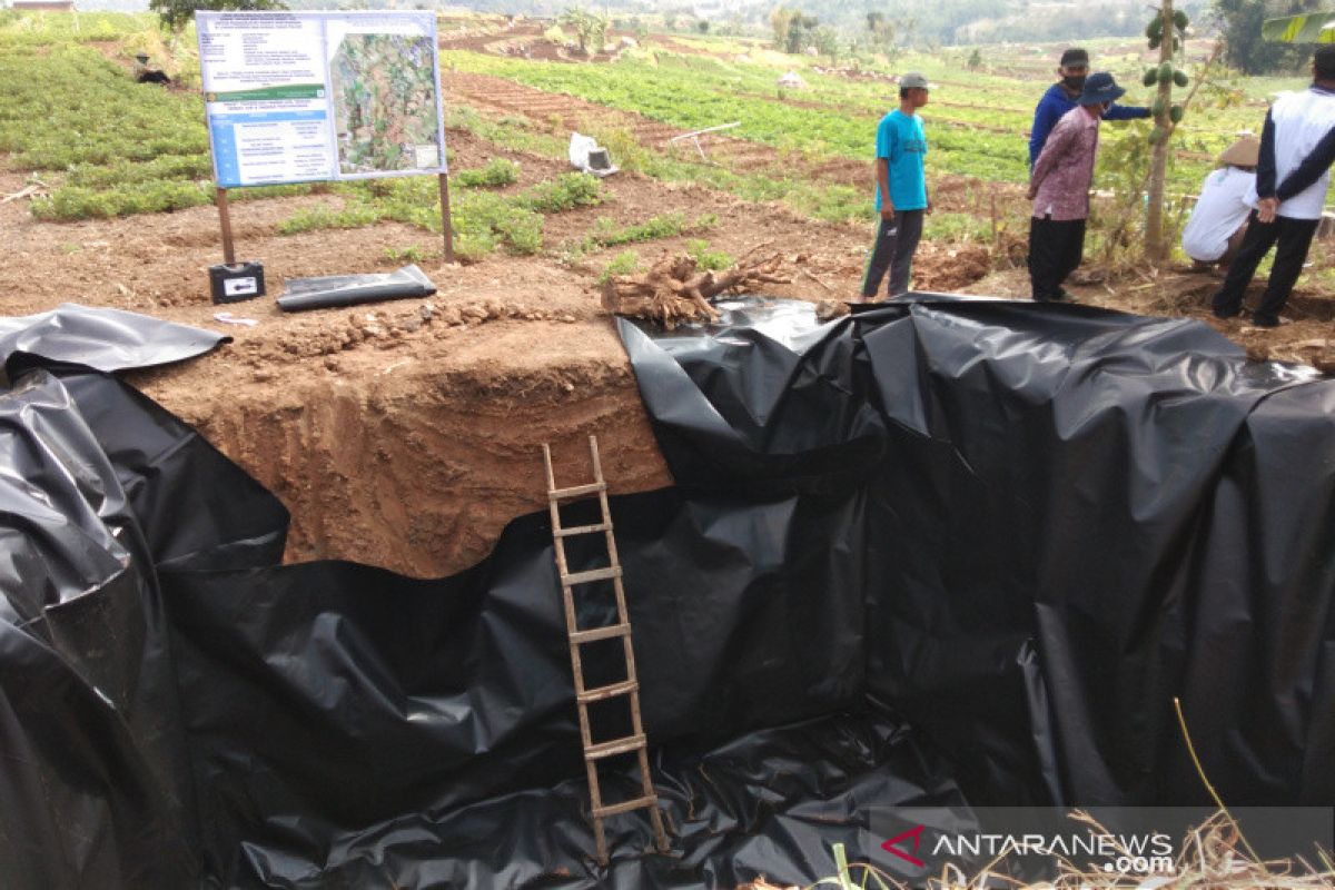 Balitbangtan bantu teknologi irigasi hemat air petani bawang Bantul