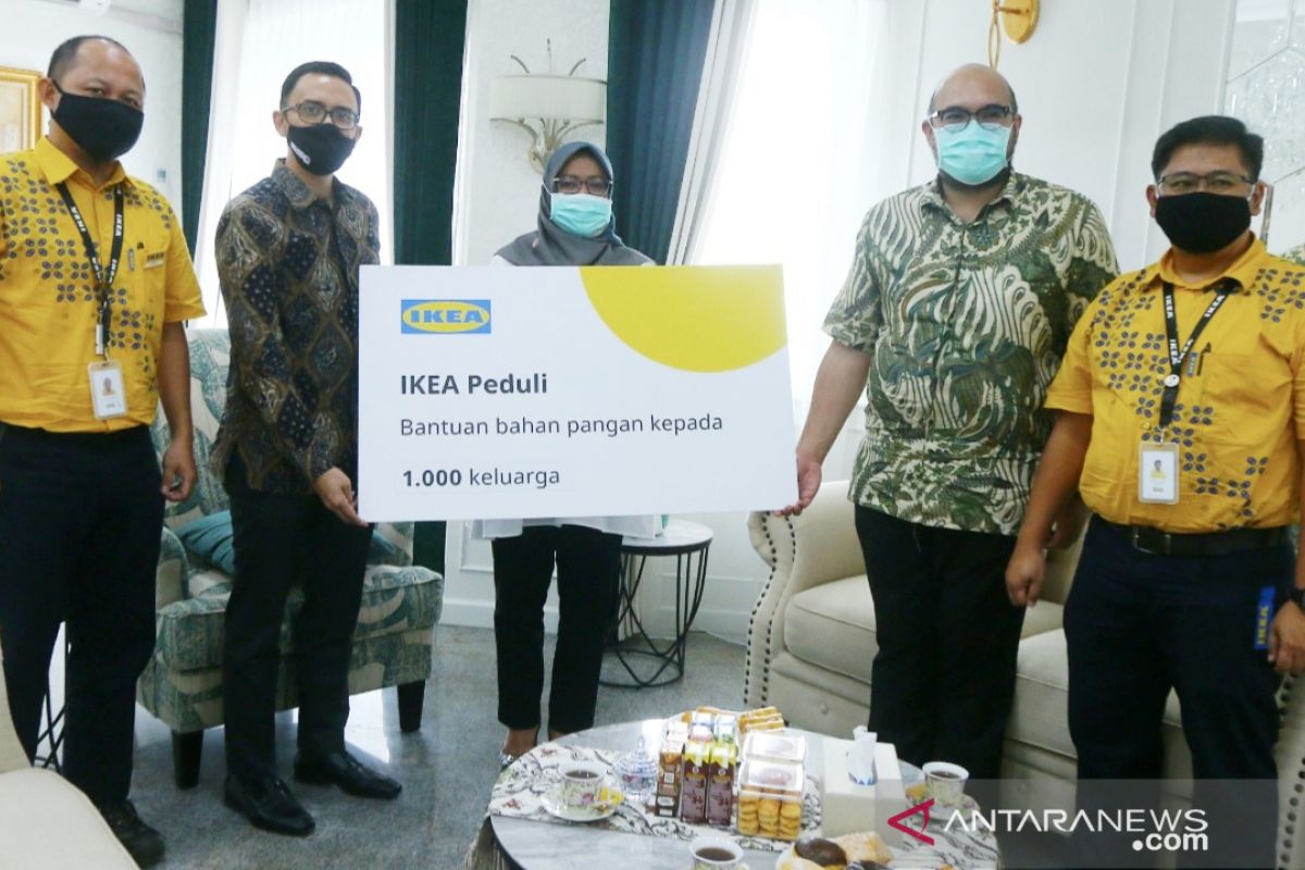 Bupati Bogor menerima bantuan 1.000 paket bahan pangan dari IKEA