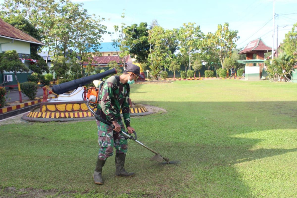 Personel Kodim 1203/Ktp melaksanakan pembersihan pangkalan usai TMMD