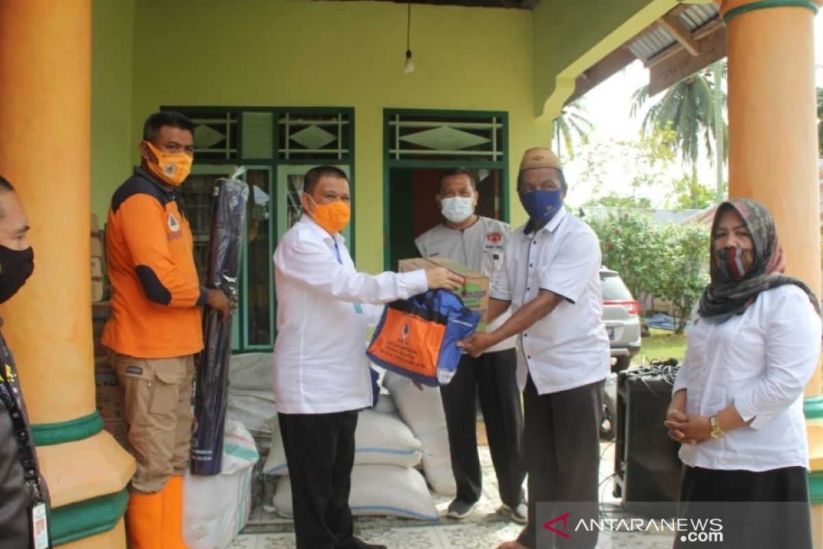 Pemprov Gorontalo serahkan bantuan kepada korban banjir di Boliyohuto