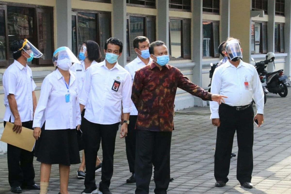 Sekda Bali cek kesiapan sekolah antisipasi belajar tatap muka saat COVID-19