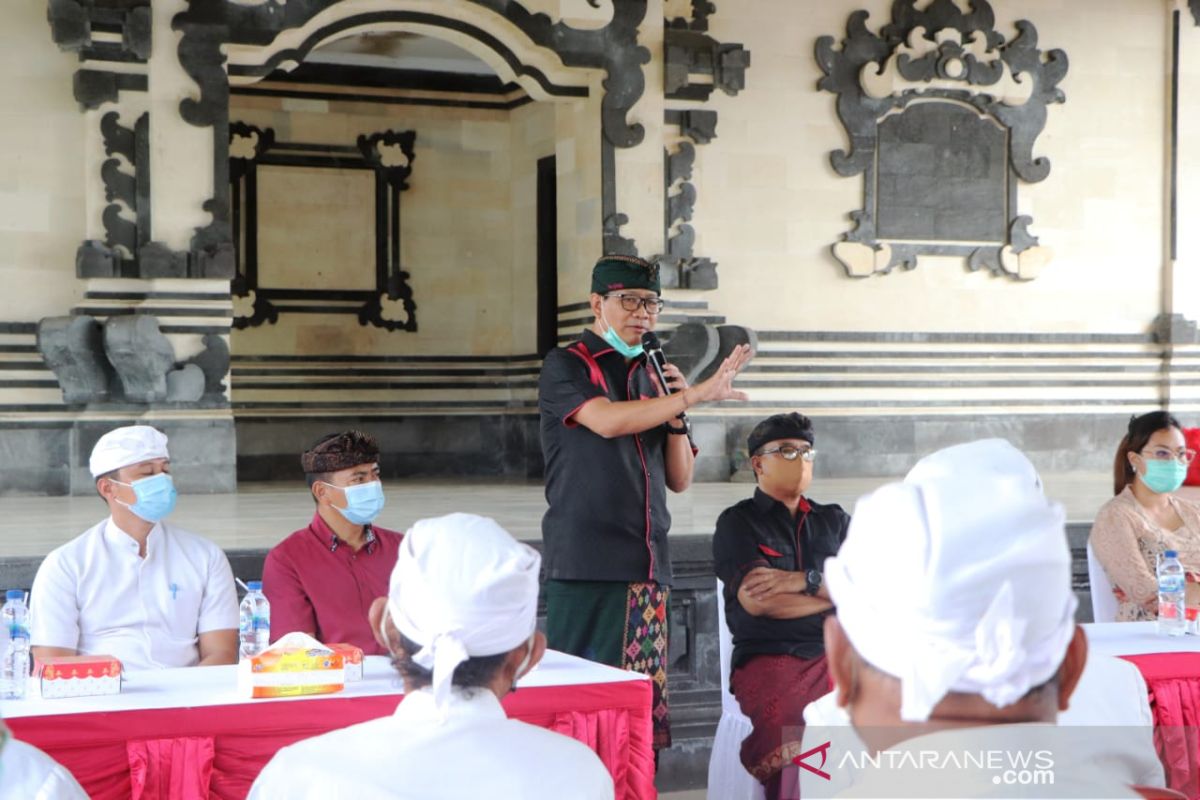 Wabup Badung bantu sembako untuk pemuka agama Hindu