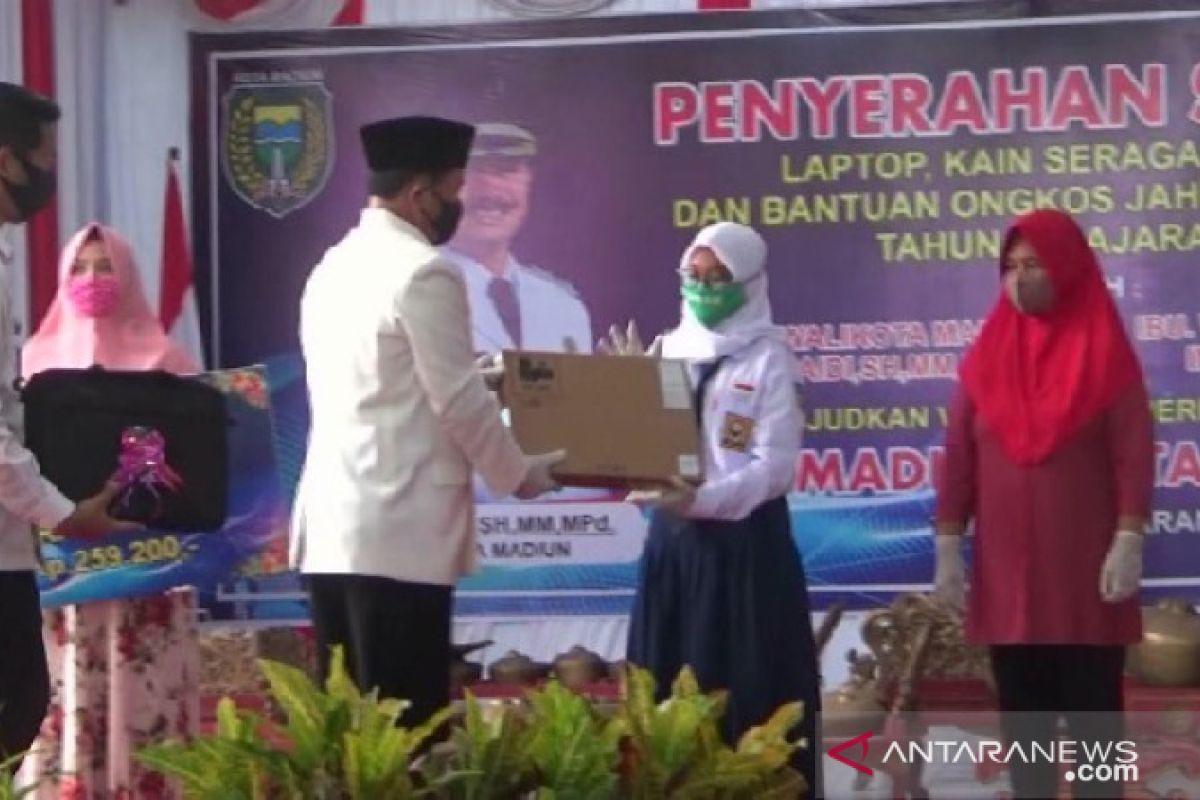 Pemkot Madiun bagikan 5.425 laptop pinjam pakai bagi pelajar SD-SMP