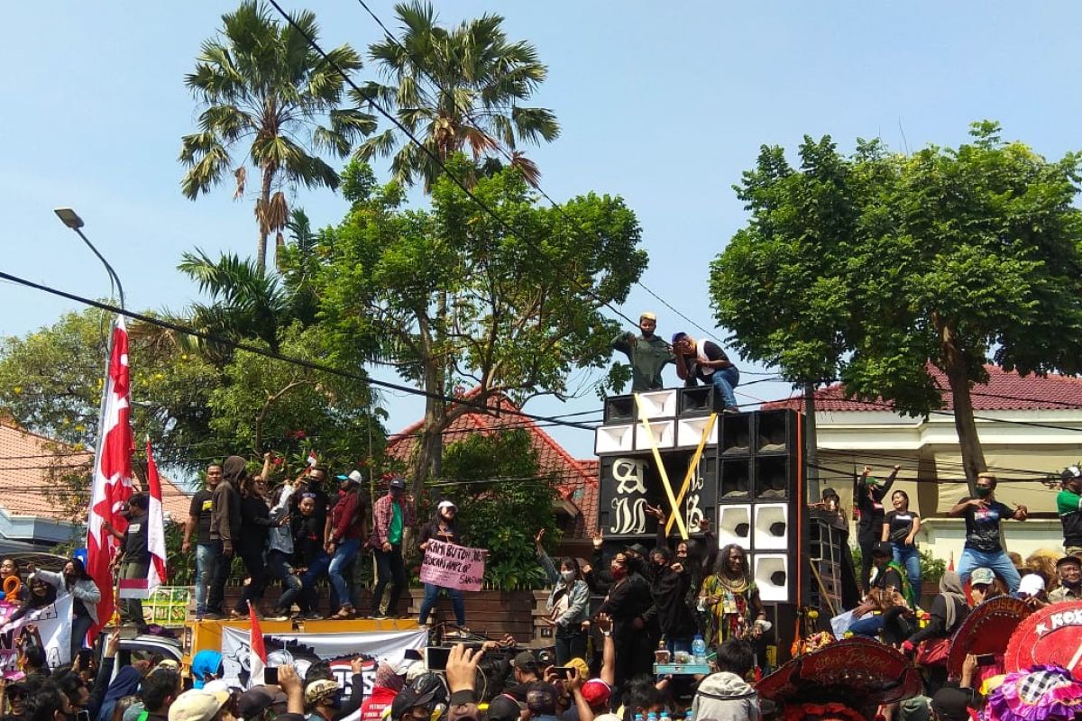 Ratusan pekerja seni di Surabaya demo minta Perwali 33/2020 dicabut