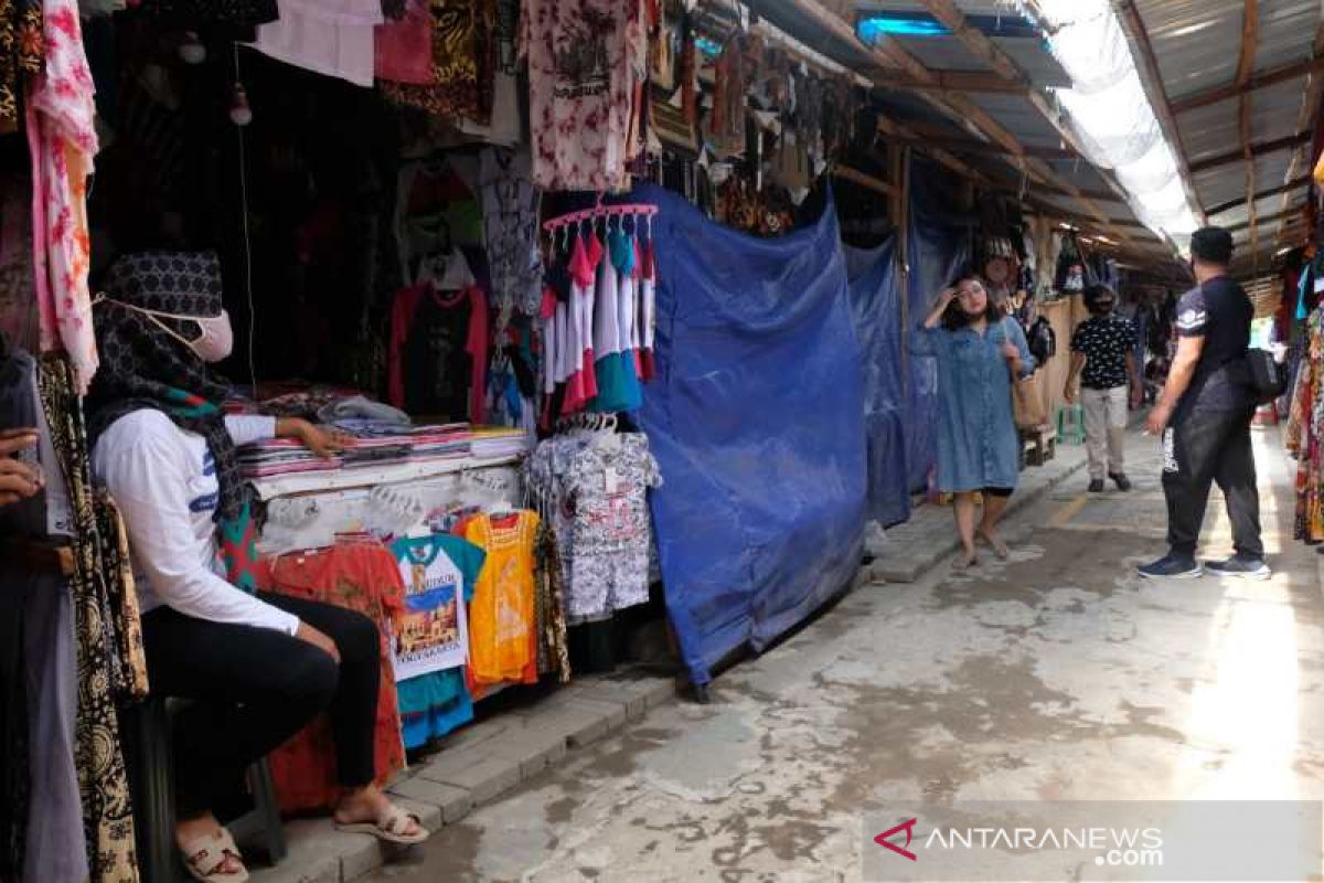 Pedagang kerajinan Borobudur jualan bergiliran pada masa pandemi COVID-19