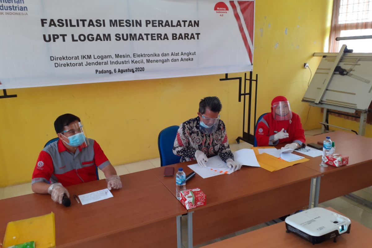 Peralatan mesin industri bantuan Kemenperin RI serahkan pada UPTD logam Sumbar