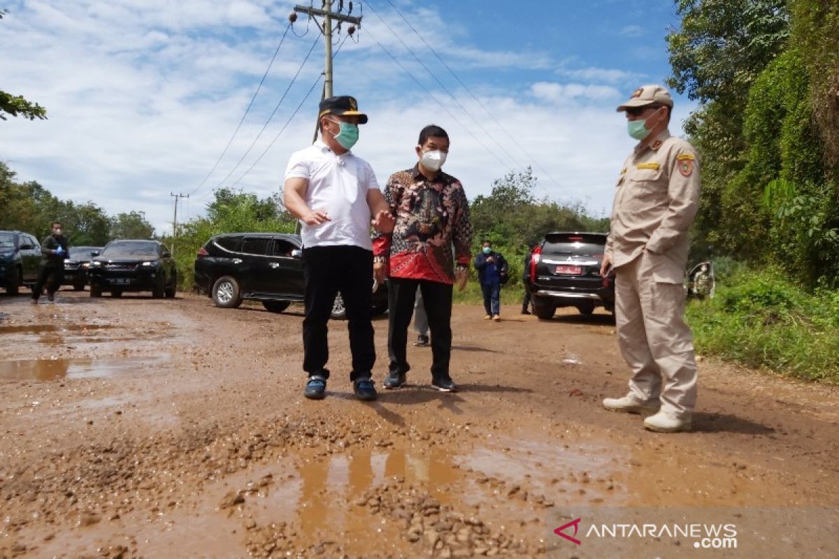 Tinjau aset Pertamina, Gubernur sebut perbaikan jalan sebagai prioritas