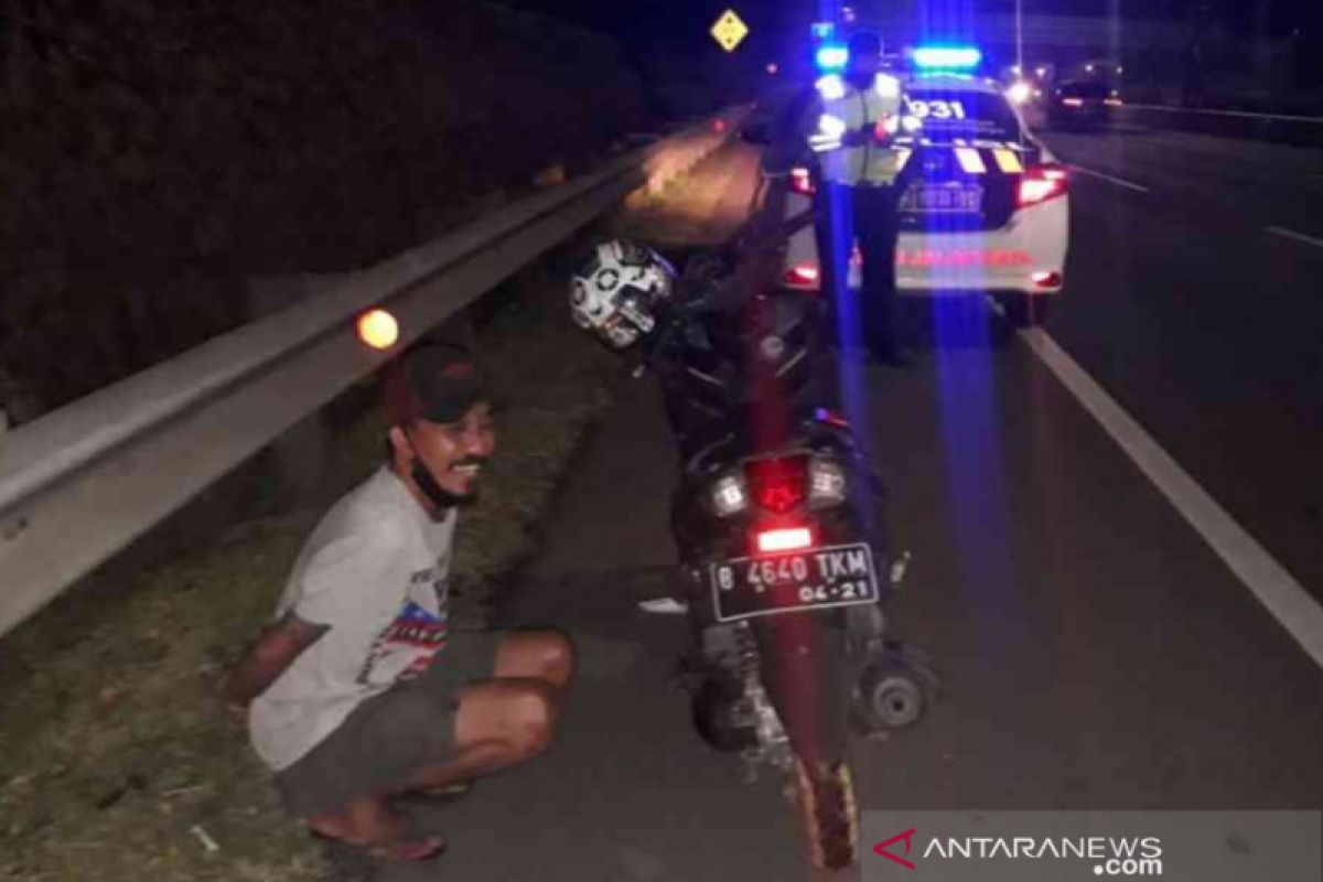 Viral di medsos, diduga mabuk pemotor nekat masuk Tol JORR Bekasi