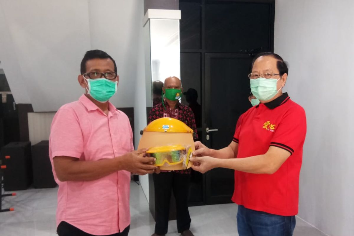 RSU YARSI Pontianak dapat bantuan 100 APD