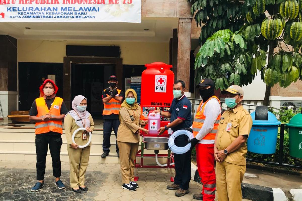 PMI Jaksel salurkan bantuan alat ketahanan hadapi COVID-19