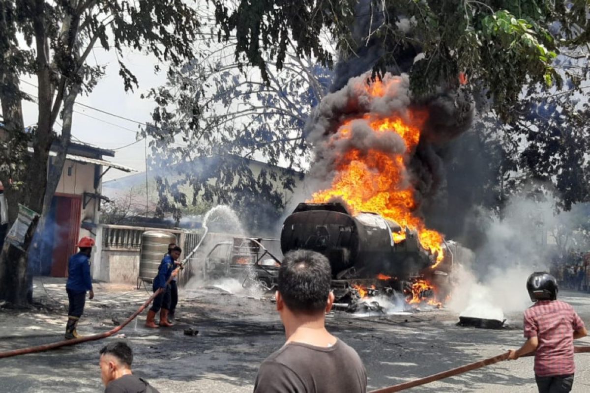 Truk tangki BBM milik Pertamina terbakar di Medan Marelan