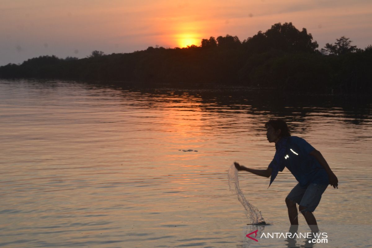 Anak-anak Pulau Tunda Serang  mengaji gunakan penerangan lilin