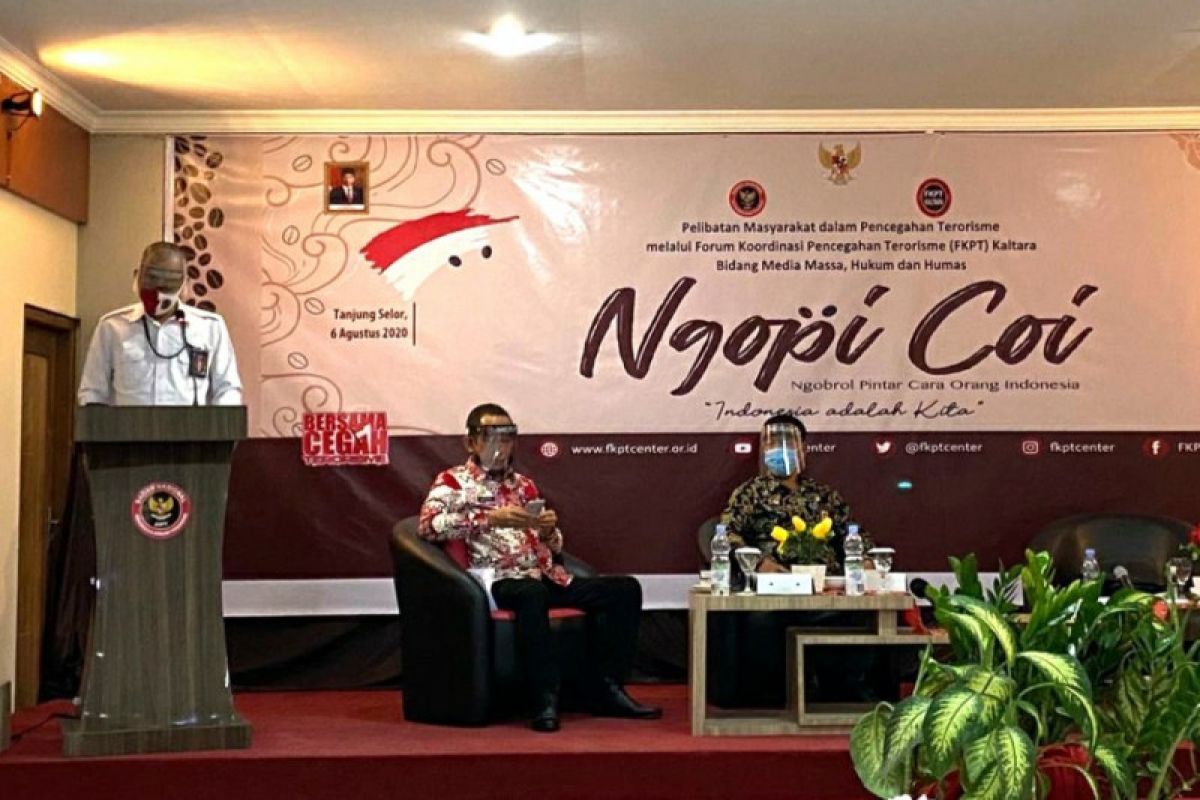 Di "Ngopi Coi", Gubernur Irianto ajak masyarakat perangi hoaks