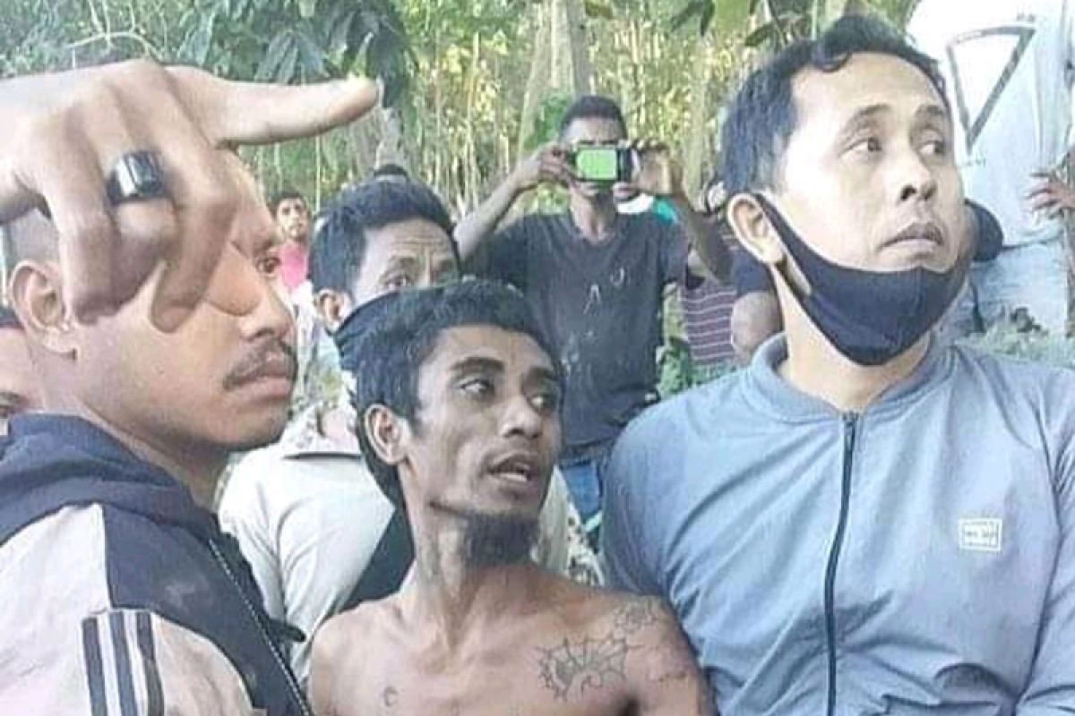 Pria bunuh dua anak kandungnya, sembunyi di pohon kelapa