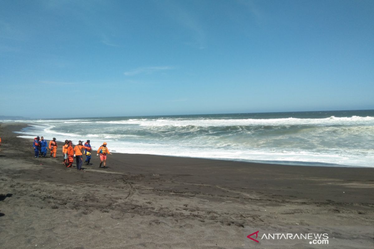 Tujuh wisatawan pantai Bantul terseret ombak, lima belum ketemu