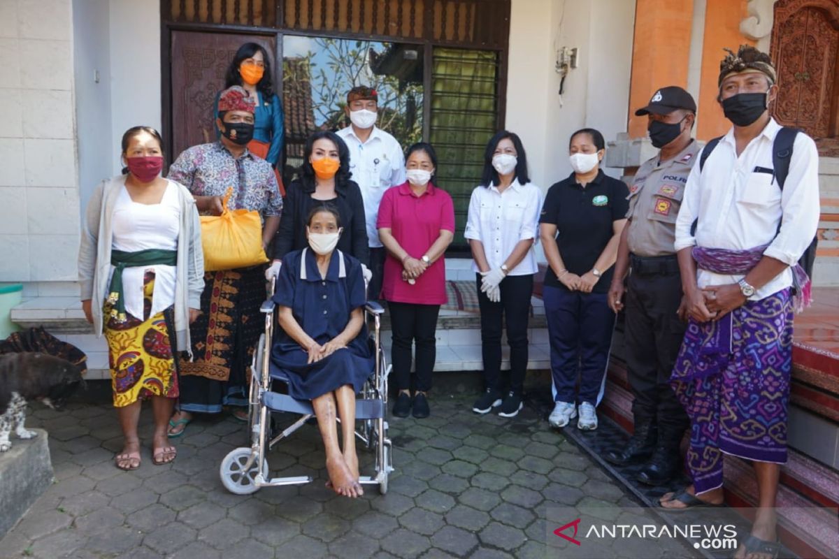 K3S Denpasar serahkan kursi roda untuk penyandang disabilitas