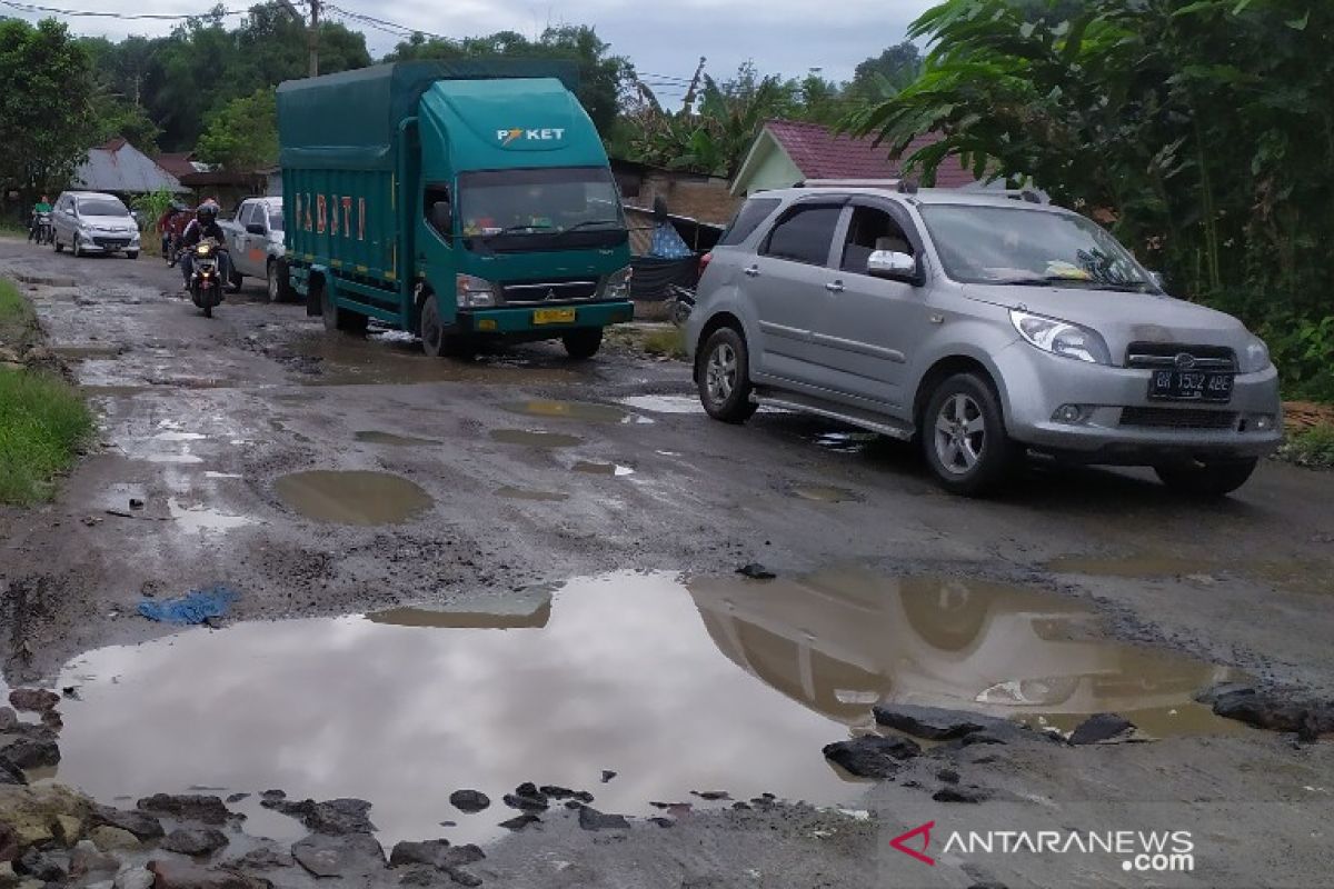 Ruas jalan lintas ke ibu kota Simalungun hancur