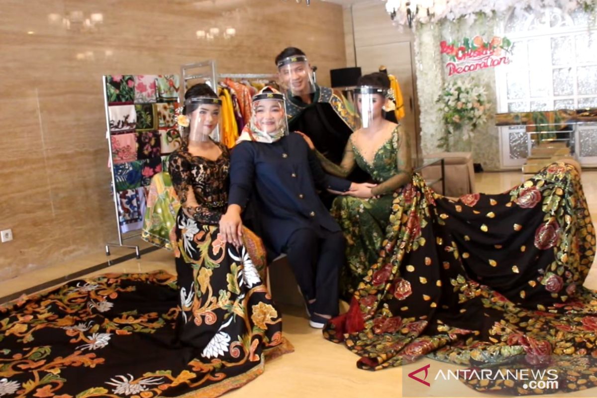 Mengindonesiakan gaun pengantin seredan dengan batik