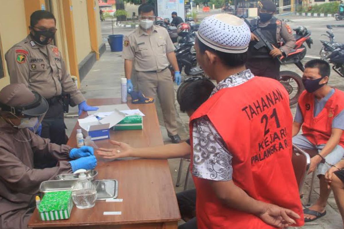 Sebanyak 21 tahanan Polresta Palangka Raya jalani tes cepat COVID-19