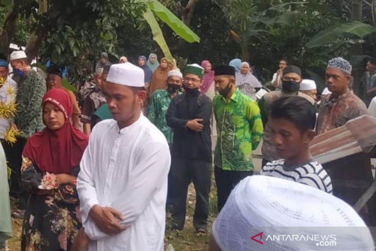 Wabup Berry Nahdian Forqan hadiri prosesi pemakaman Sekretaris DPC PPP HST